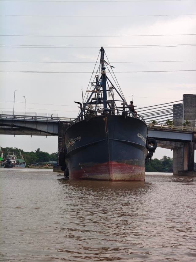 SWH fishing vessel MYA WUT HMOAN Y 1102, bow view, moored under bridge in Yangon